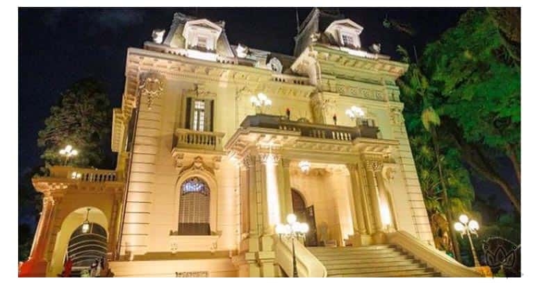 Andrea Guimarães comemora aniversário no Palácio dos Cedros para 800 convidados